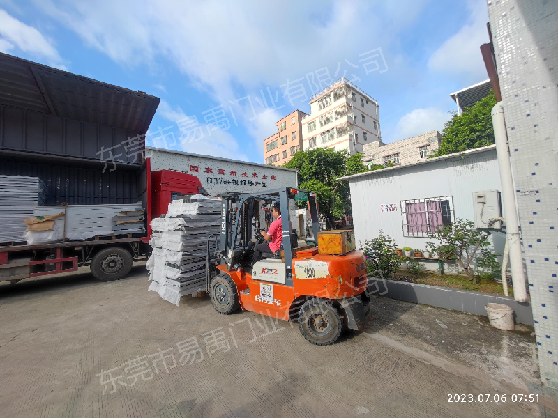 移動防洪墻裝車